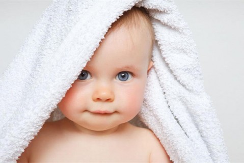 初乳很黄是不是不干净不可以喝？母乳怎么喂养常州捐卵宝宝？